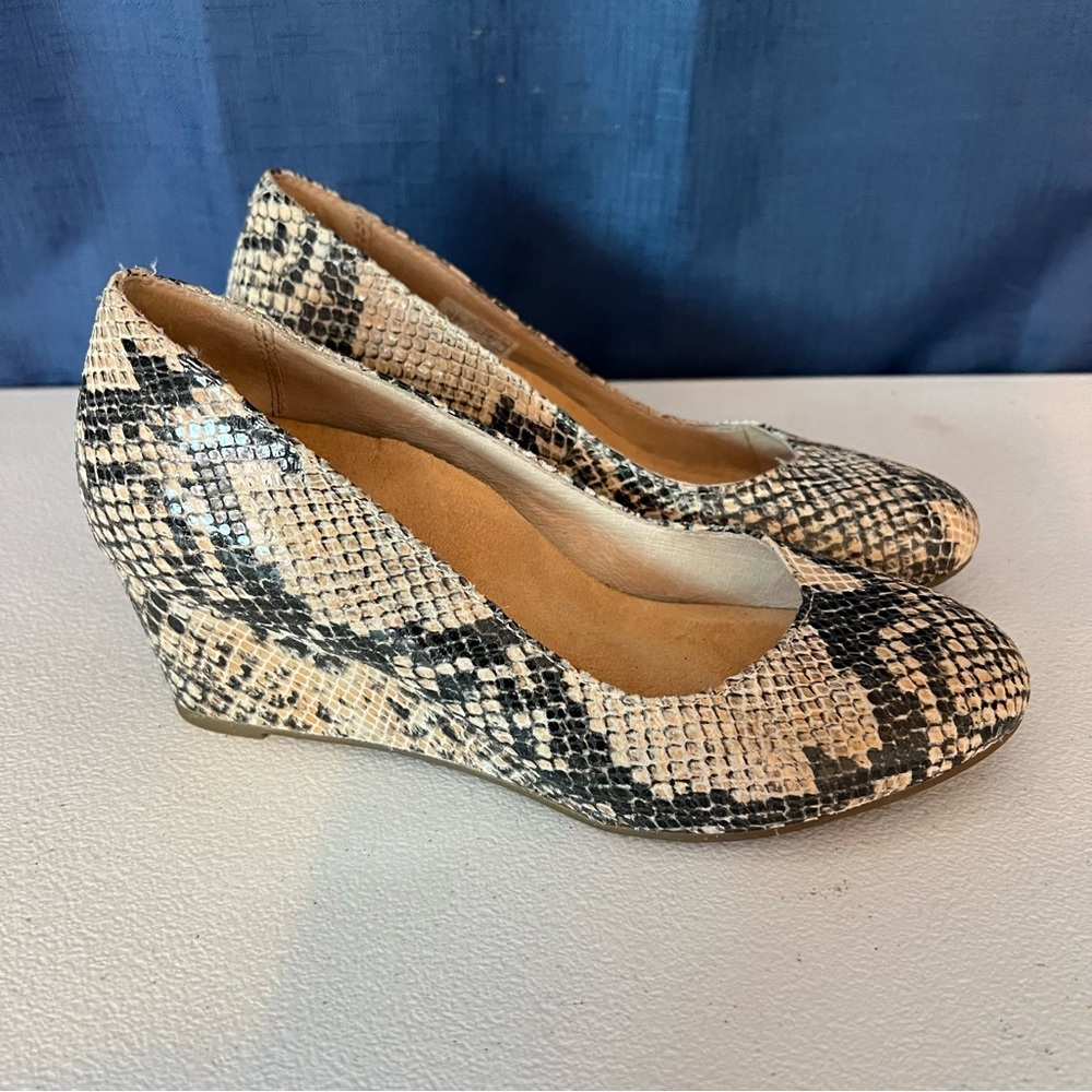 Women's Snakeskin-Print Wedge Pumps in Beige and Black